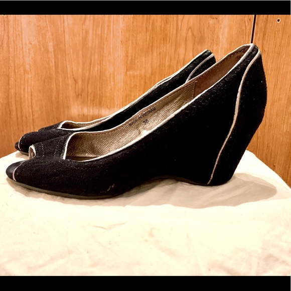 ❌SOLD❌ Black suede open toe wedge shoes - Picture 4 of 5